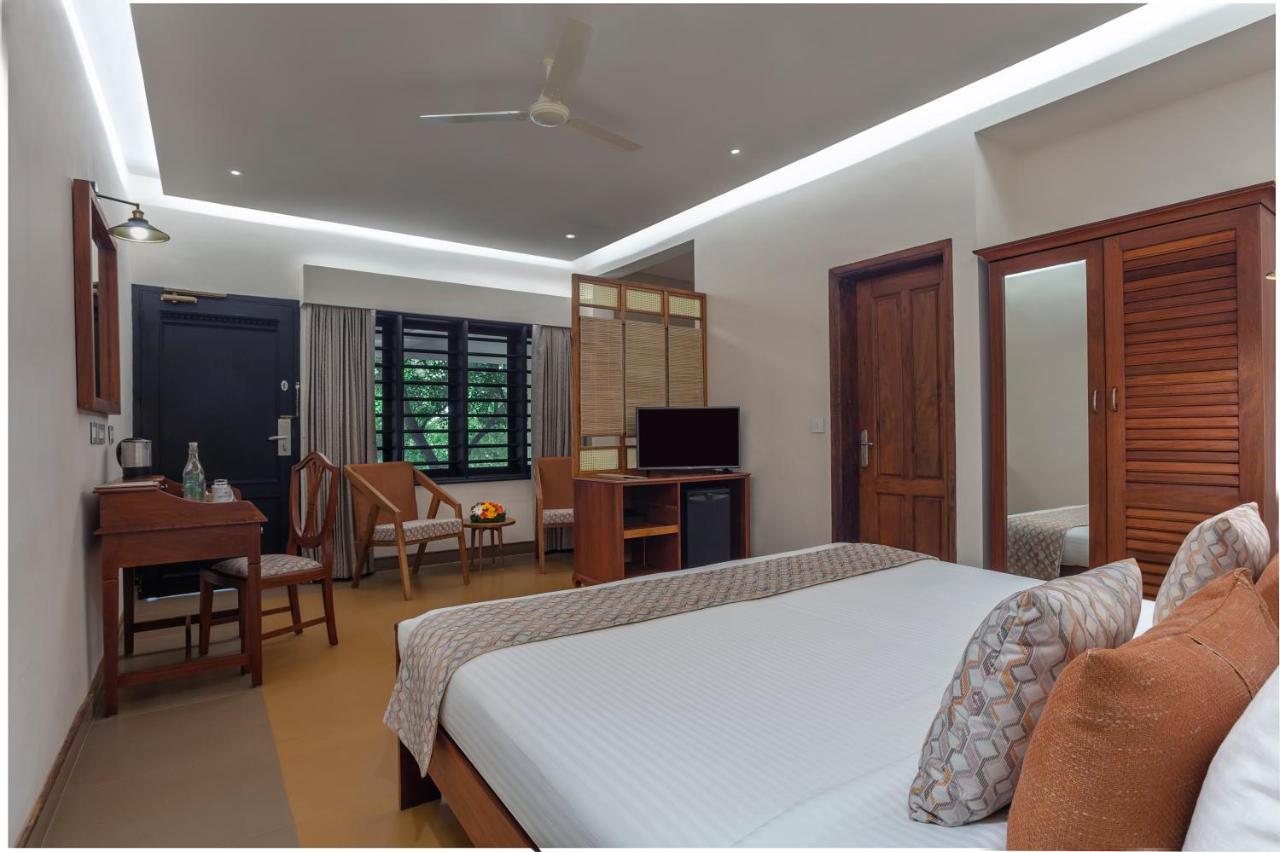 Estuary Sarovar Premiere Poovar Island Exterior foto
