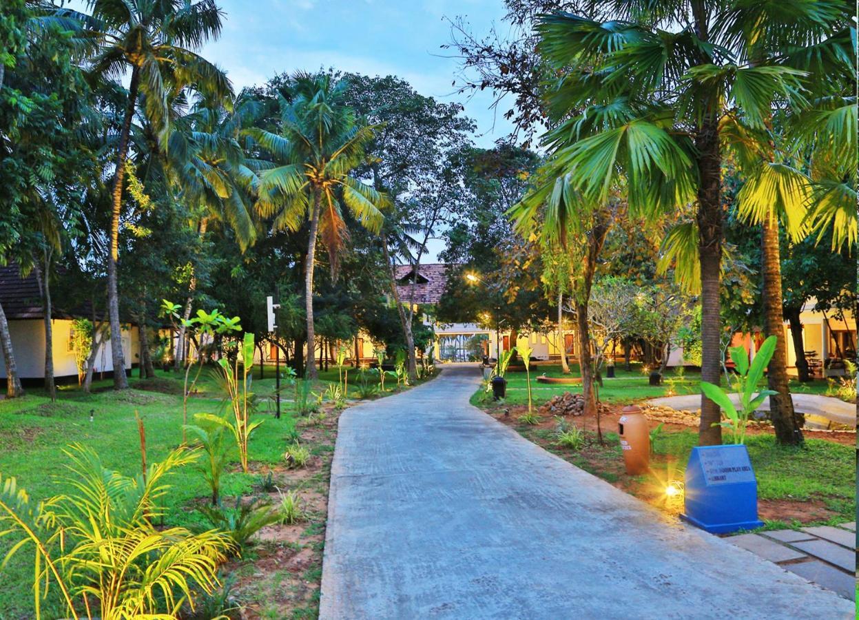Estuary Sarovar Premiere Poovar Island Exterior foto