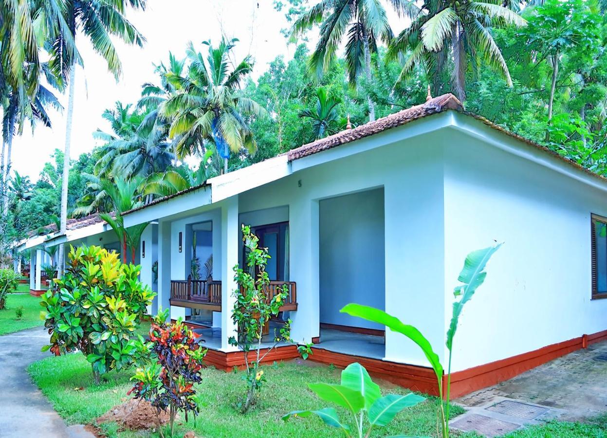 Estuary Sarovar Premiere Poovar Island Exterior foto