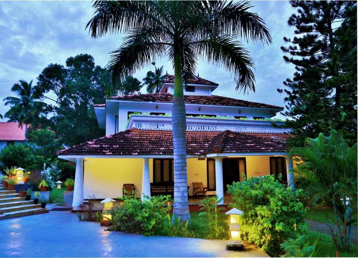 Estuary Sarovar Premiere Poovar Island Exterior foto