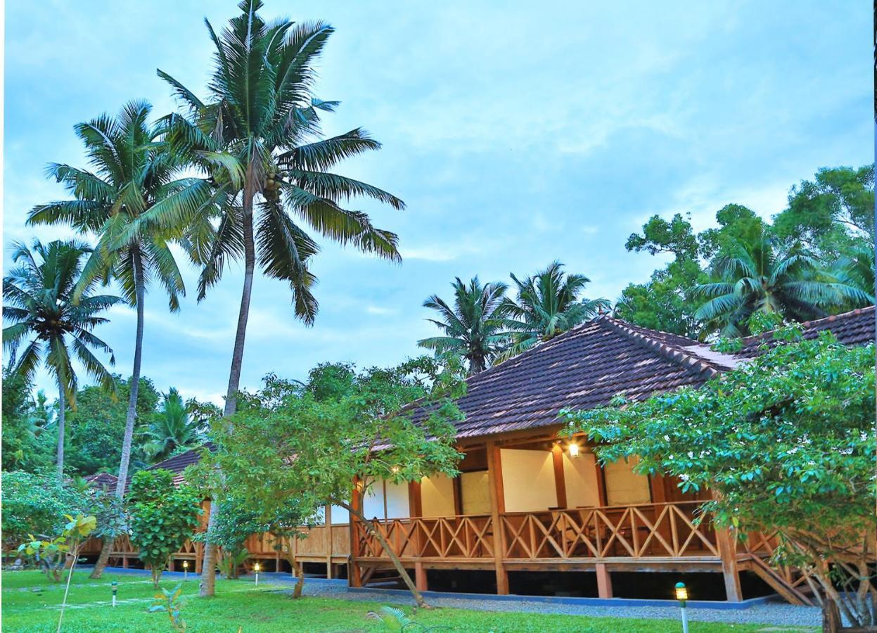 Estuary Sarovar Premiere Poovar Island Exterior foto