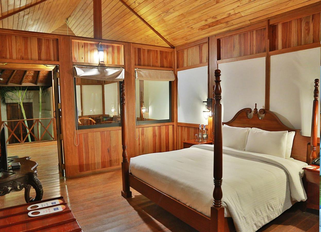 Estuary Sarovar Premiere Poovar Island Exterior foto