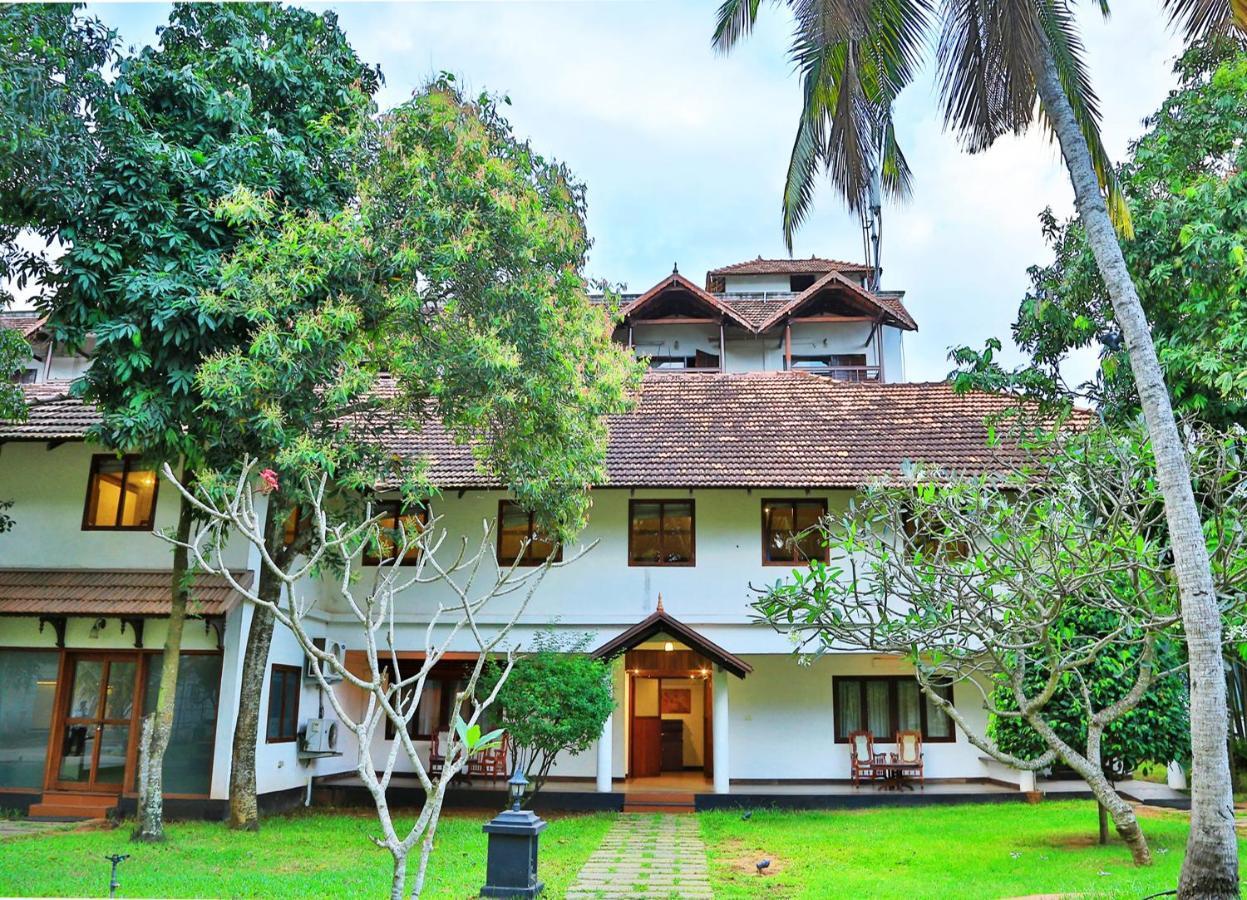 Estuary Sarovar Premiere Poovar Island Exterior foto