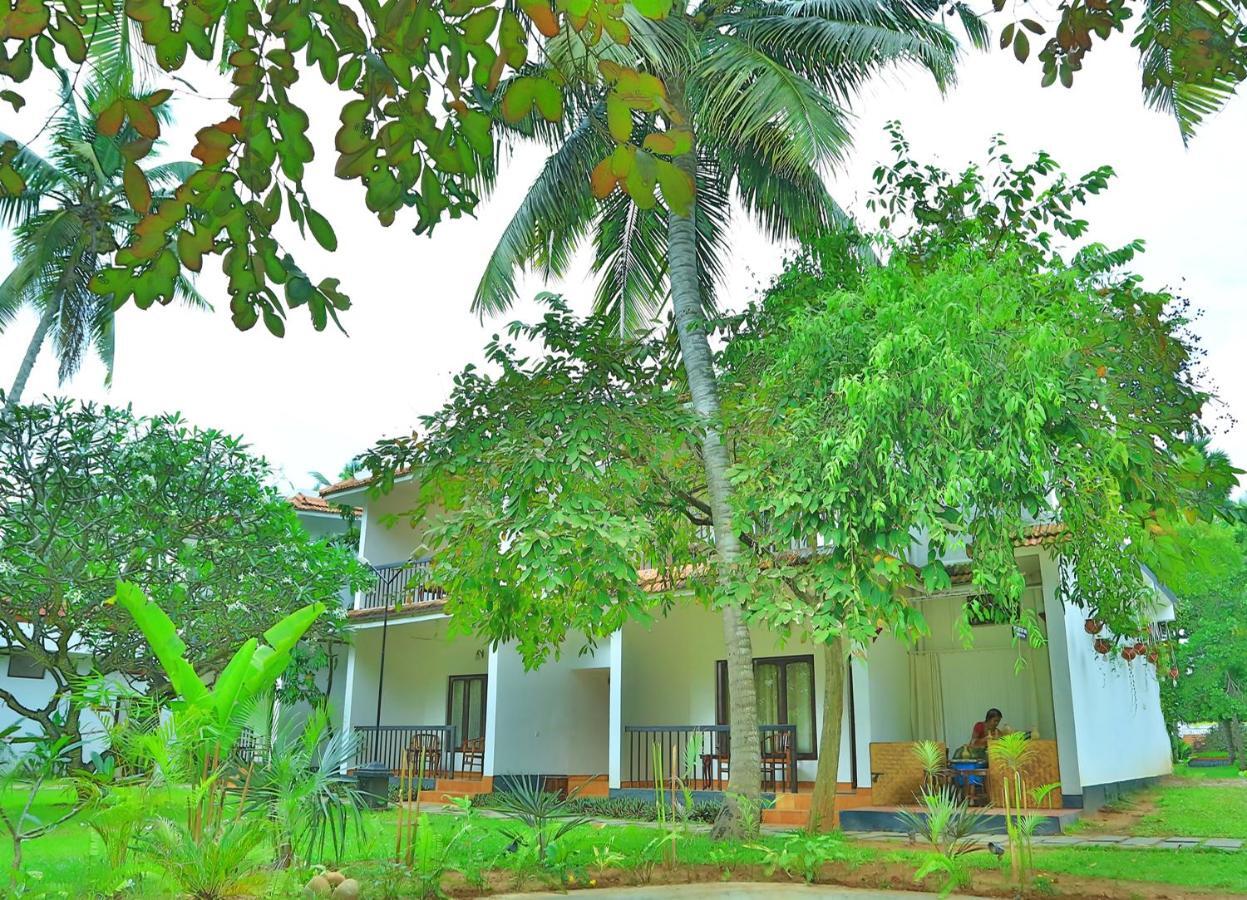 Estuary Sarovar Premiere Poovar Island Exterior foto