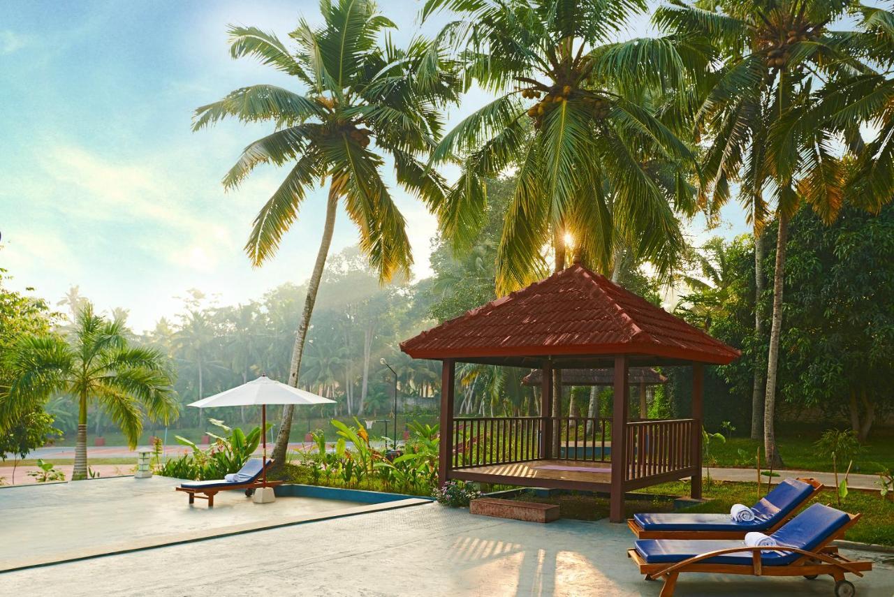 Estuary Sarovar Premiere Poovar Island Exterior foto