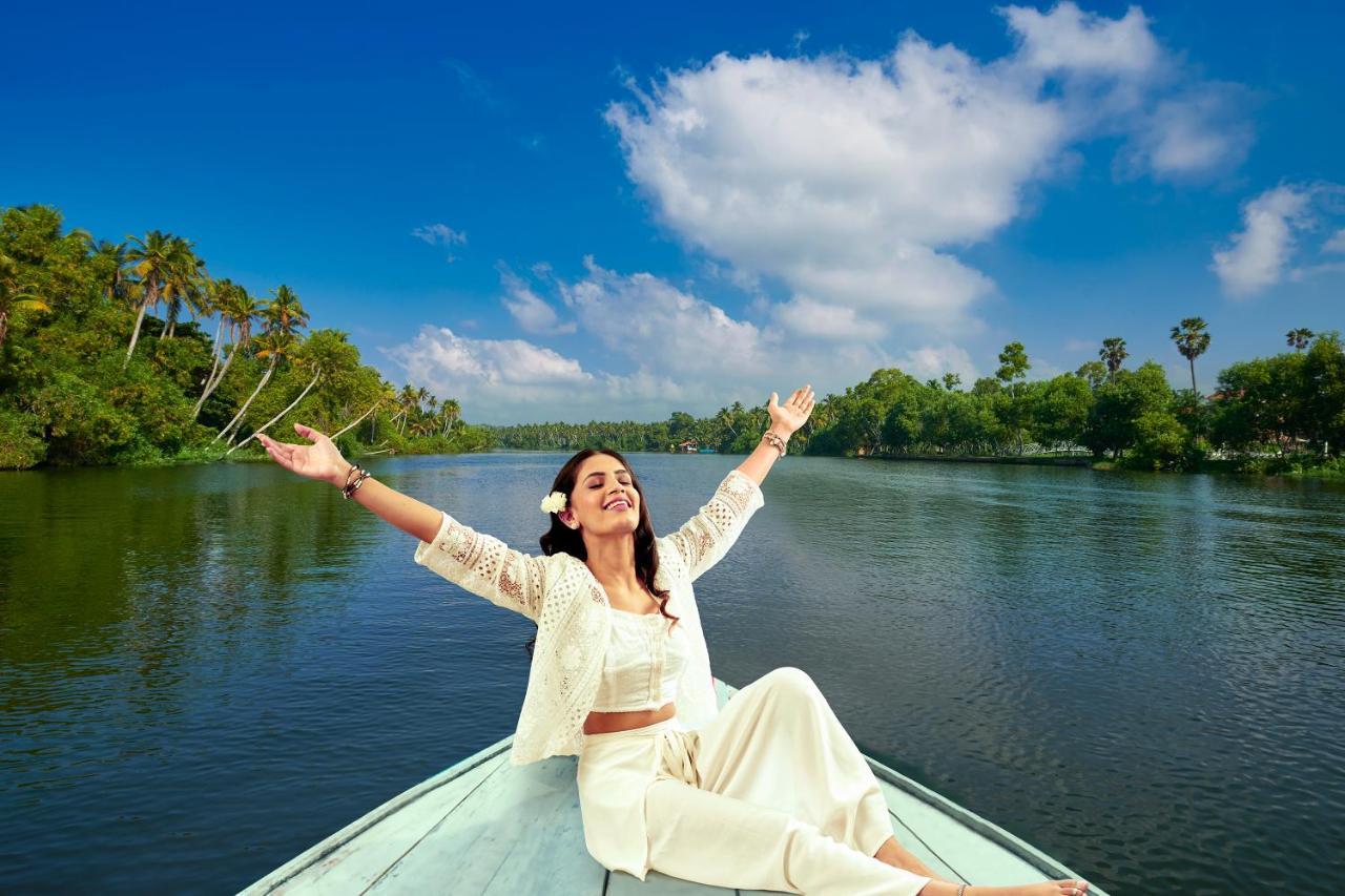 Estuary Sarovar Premiere Poovar Island Exterior foto